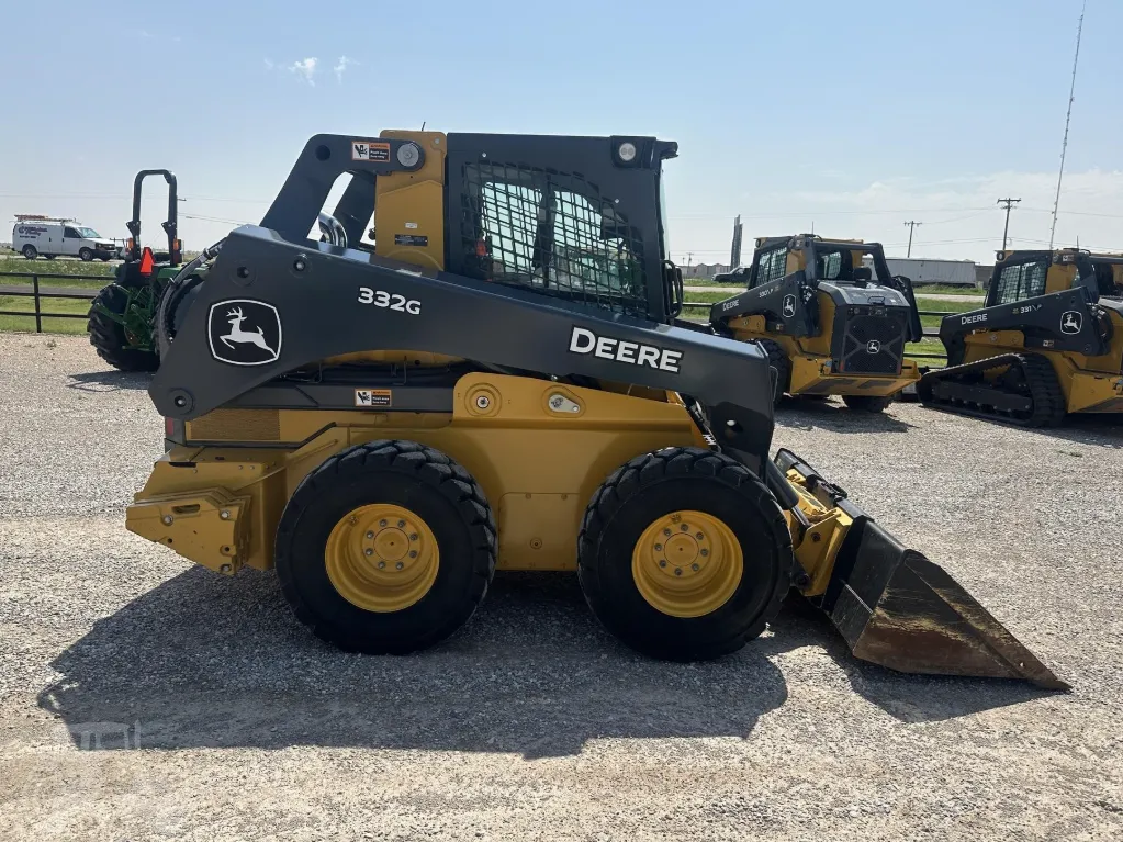 2023 Deere 332G